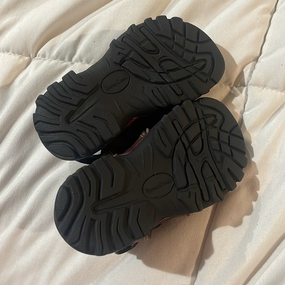 Beaver Creek size 5 boy sandals - Picture 2 of 4